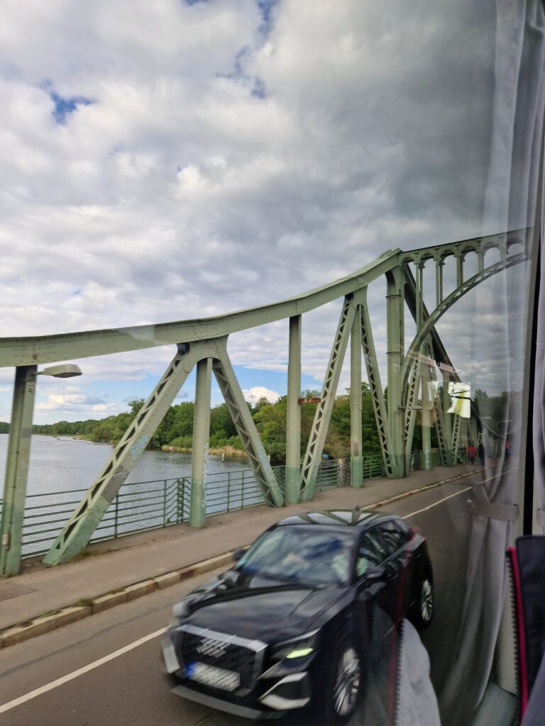 Most Glienicke fotografowany podczas przejazdu przez most
