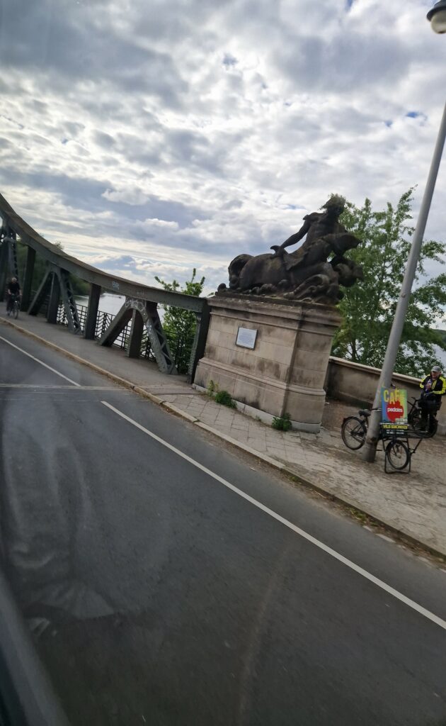 Zdjęcie z rzeźbą przy Moście Glienicke