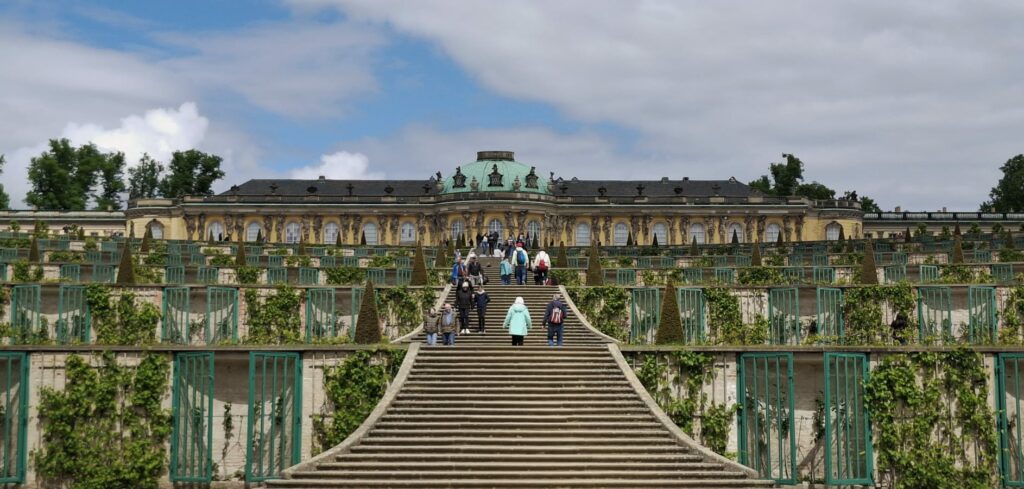 Tarasowe ogrody i schody prowadzące do pałacu Sanssouci