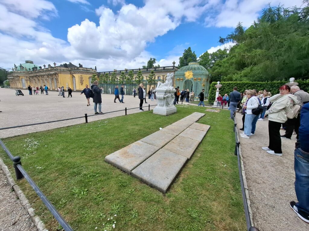 Płyty nagrobne ukochanych chartów Fryderyka Wielkiego na tarasie przed pałacem Sanssouci w Poczdamie